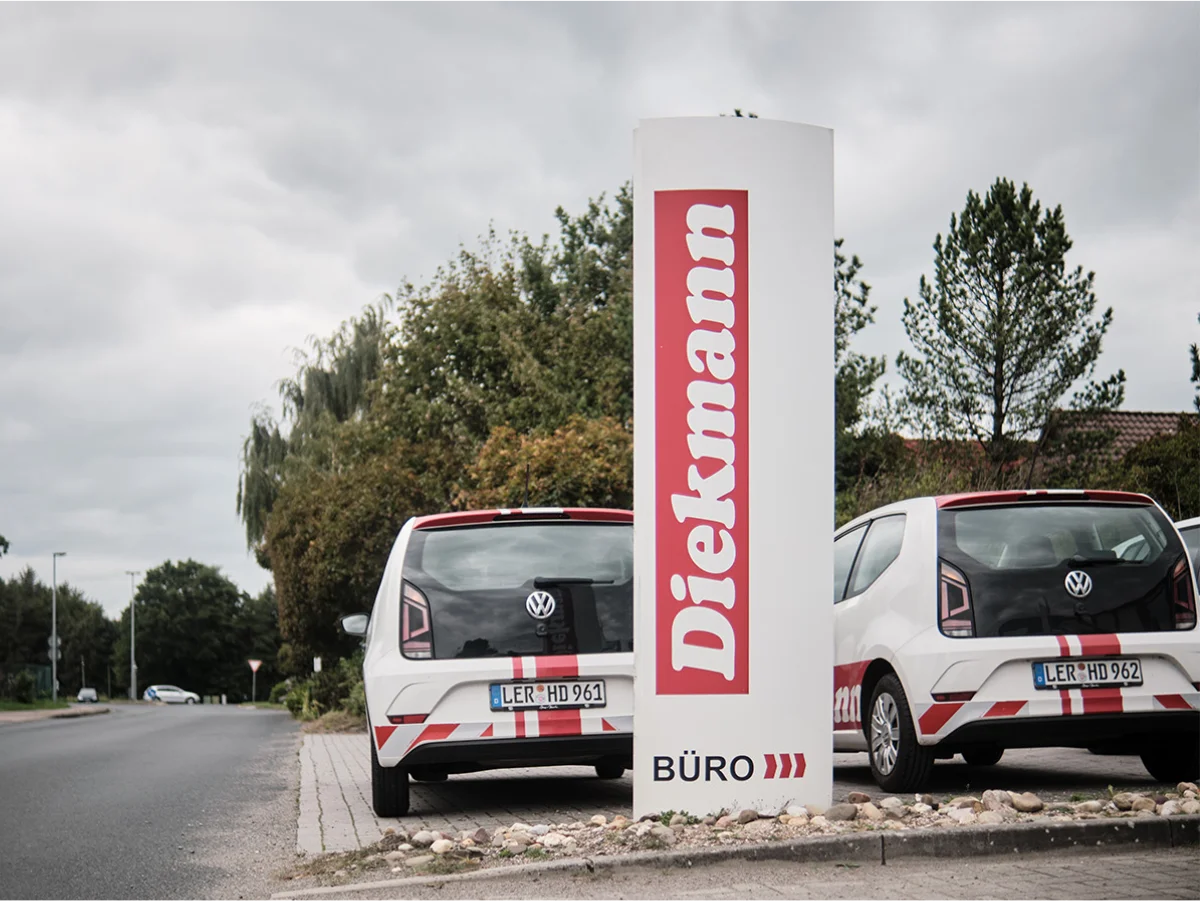 Parkplatz mit Diekmann-Firmenwagen und Schild