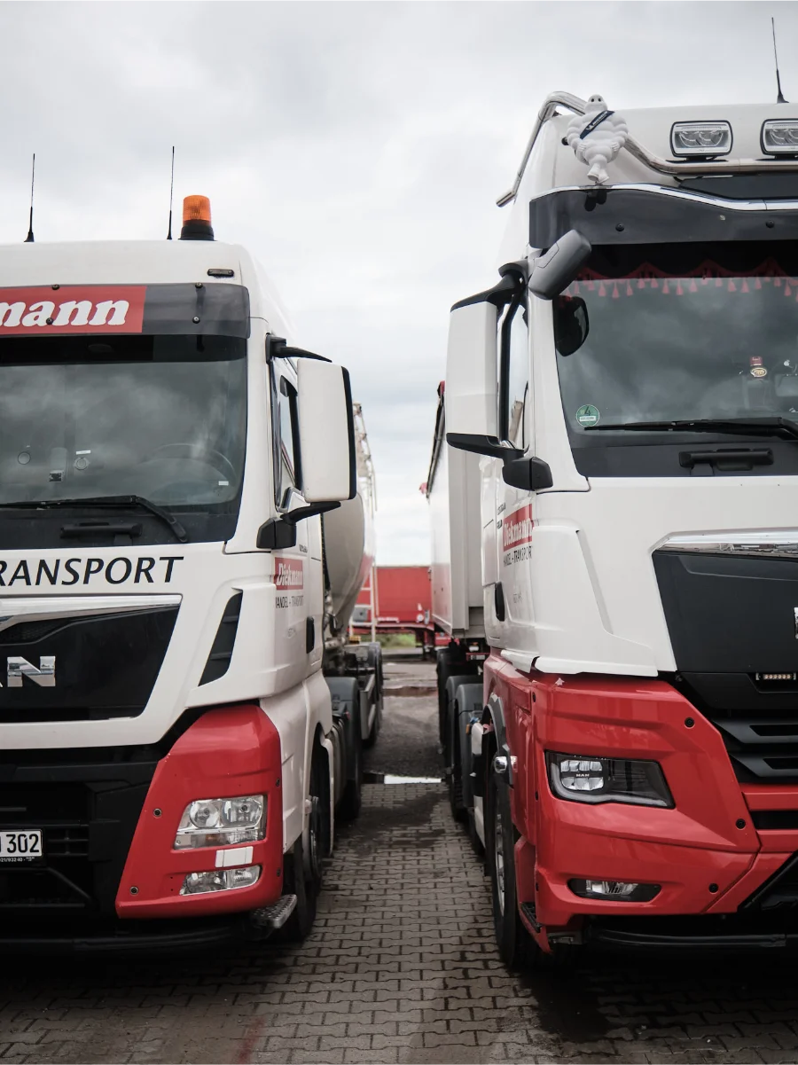 Zwei Transporter von der Front, halb zu sehen, auf dem Fuhrpark